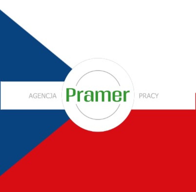 Pracownik sortowania odzieży uzywanej w Czechach